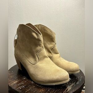 Forever NWT Beige Heeled Ankle Boots